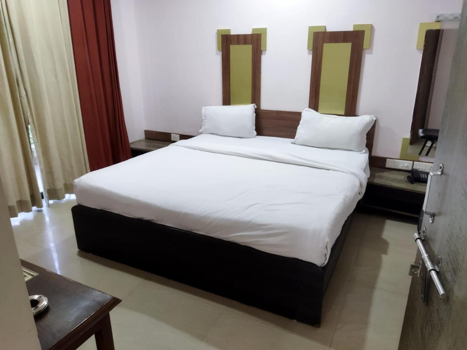 Hotel Laxmi Residency Лонавла Екстер'єр фото