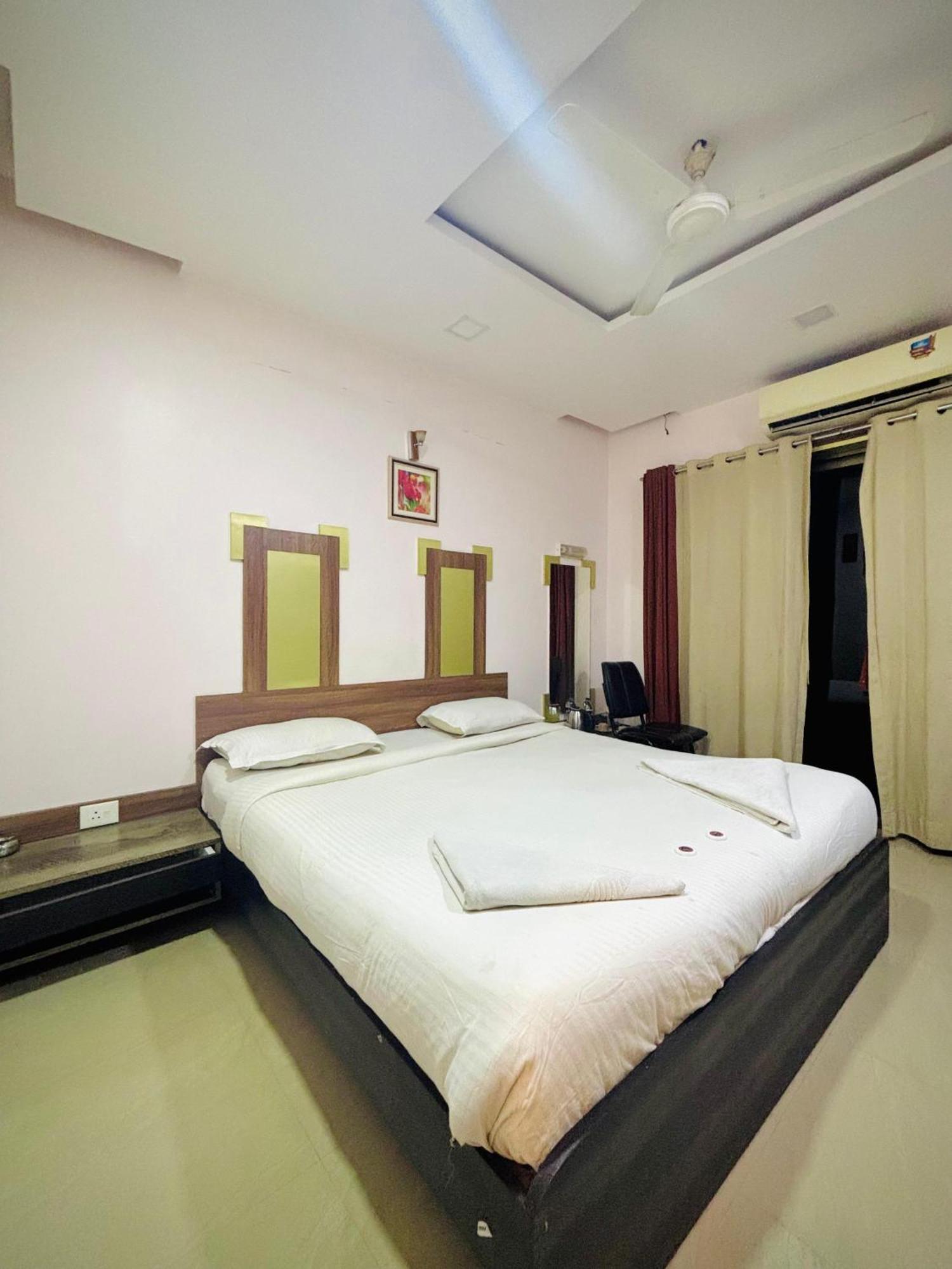 Hotel Laxmi Residency Лонавла Екстер'єр фото